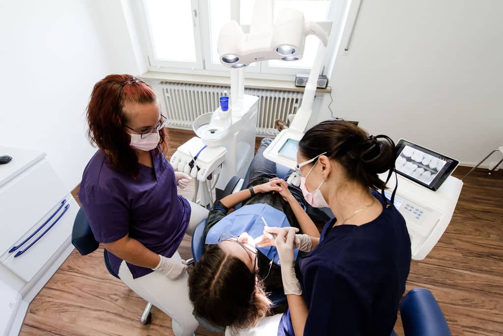 Zusammenarbeit der Mitarbeiter bei einer Patientenbehandlung